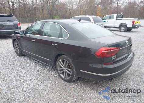 2017 Volkswagen Passat 1.8T R-Line z USA, uszkodzony, nr VIN 1VWDT7A32HC025595